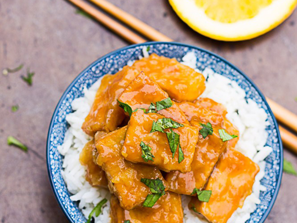 Vegan cooking for beginners - Crispy baked orange tofu by Nora Cooks