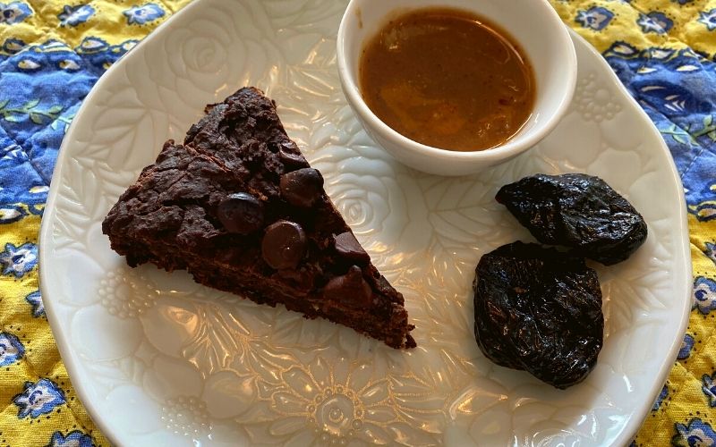 Brownie and prunes - What I eat in a day