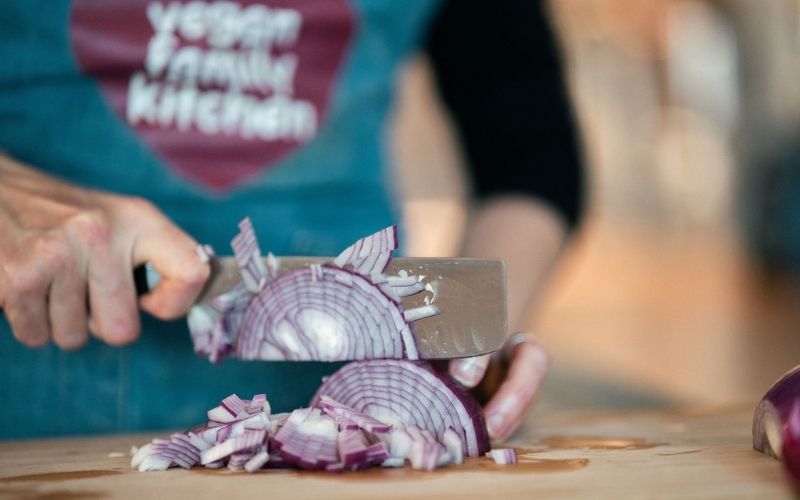 Brigitte chopping red onion - How to buy a knife