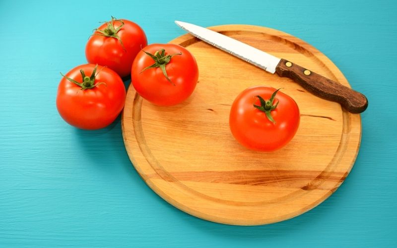 How to buy a knife - Serrated knife and tomatoes